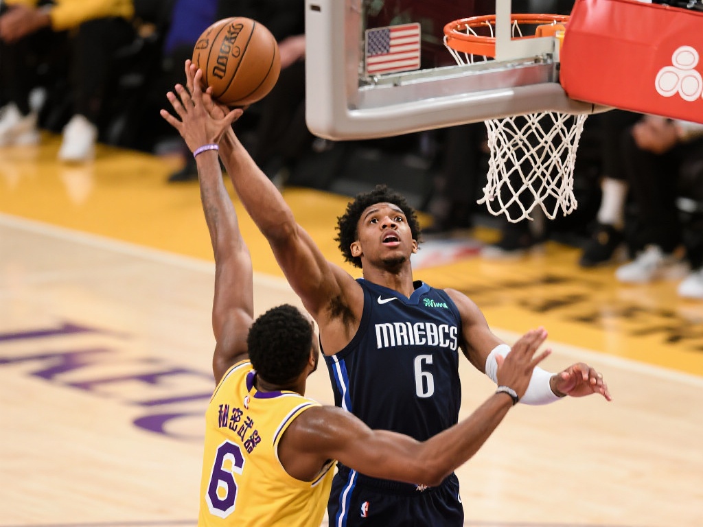 芬尼-史密斯替补高效20分创湖人队史纪录 除了得分,芬尼-史密斯还在防守端展现了不